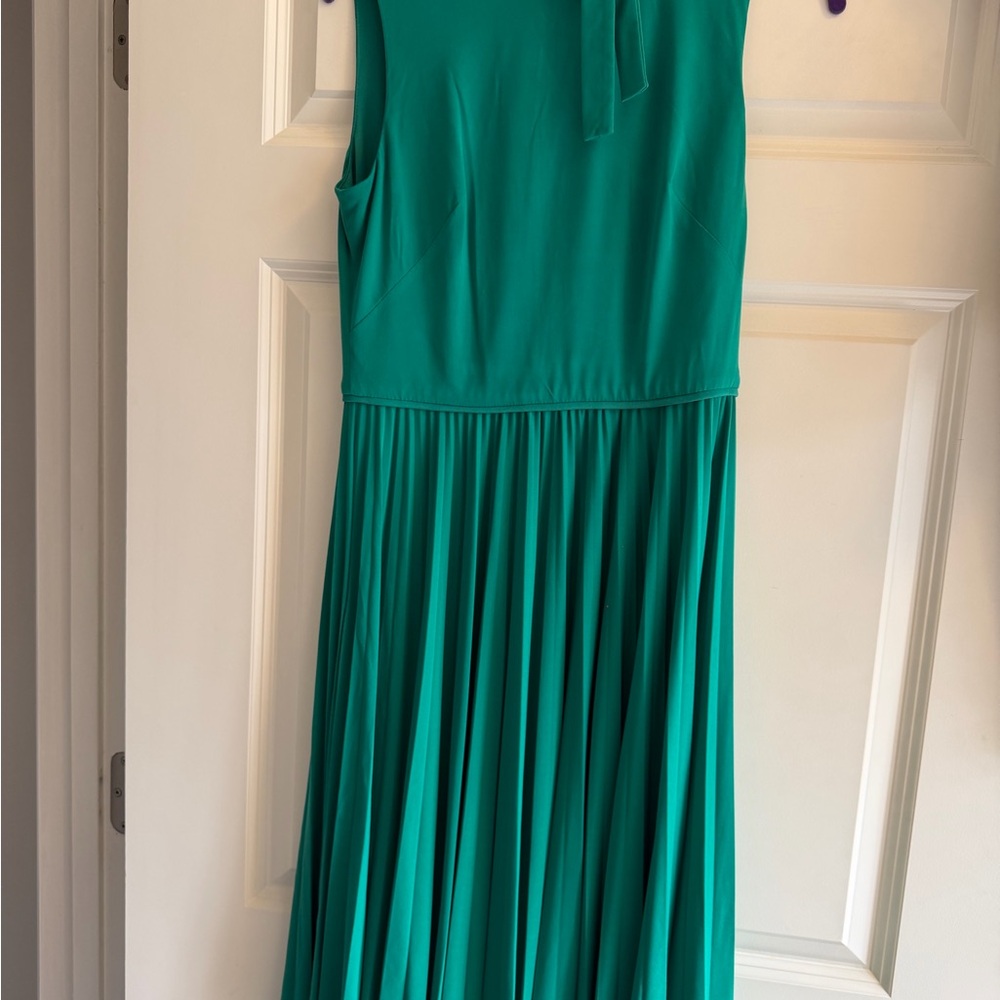 Elegant Green Sleeveless Dress
